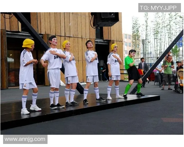 外国足球明星与粉丝亲密互动拍照瞬间记录精彩时刻